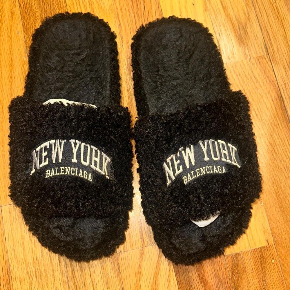 AUTHENTIC NEW YORK BALENCIAGA FURRY SLIDE SANDAL - Picture 3 of 9